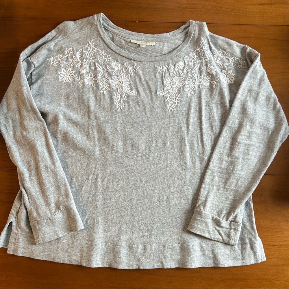 LOFT Size XL Gray Floral Embroidered Top